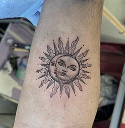 Smartattoo , tatuaggi , tatuaggio , tatuaggi bologna , tatuaggio bologna , fineline , handpoke ,  soleluna , sole , luna