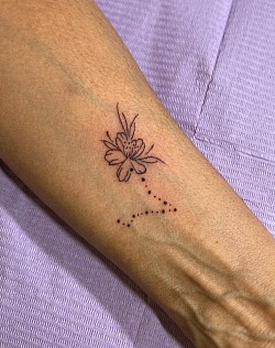 Smartattoo , tatuaggi , tatuaggio , tatuaggi bologna , tatuaggio bologna , fineline , handpoke , costellazione , fiore