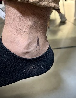 Smartattoo , tatuaggi , tatuaggio , tatuaggi bologna , tatuaggio bologna , fineline , handpoke , musica,  music,  guitar  , chitarra , fender