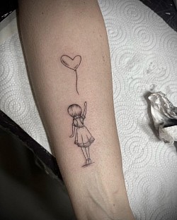 Smartattoo , tatuaggi , tatuaggio , tatuaggi bologna , tatuaggio bologna , fineline , handpoke , amore , palloncino  , futuro , bambina